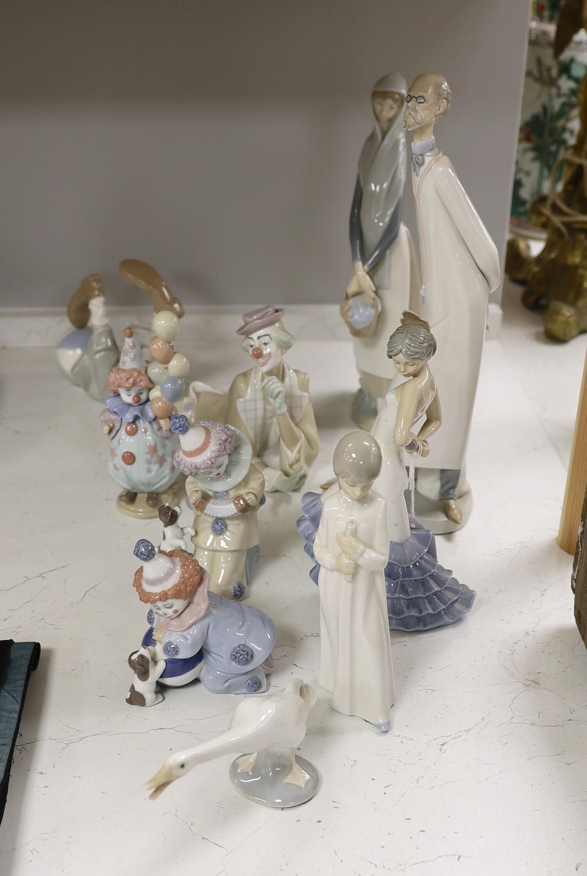 A group of Lladro and Lladro type figures (9)